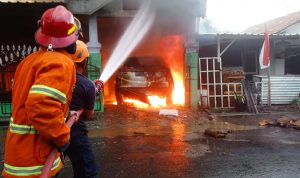 Kebakaran Mobil di Rumah Warga Nganjuk, Kerugian Lebih Dari Setengah Miliar
