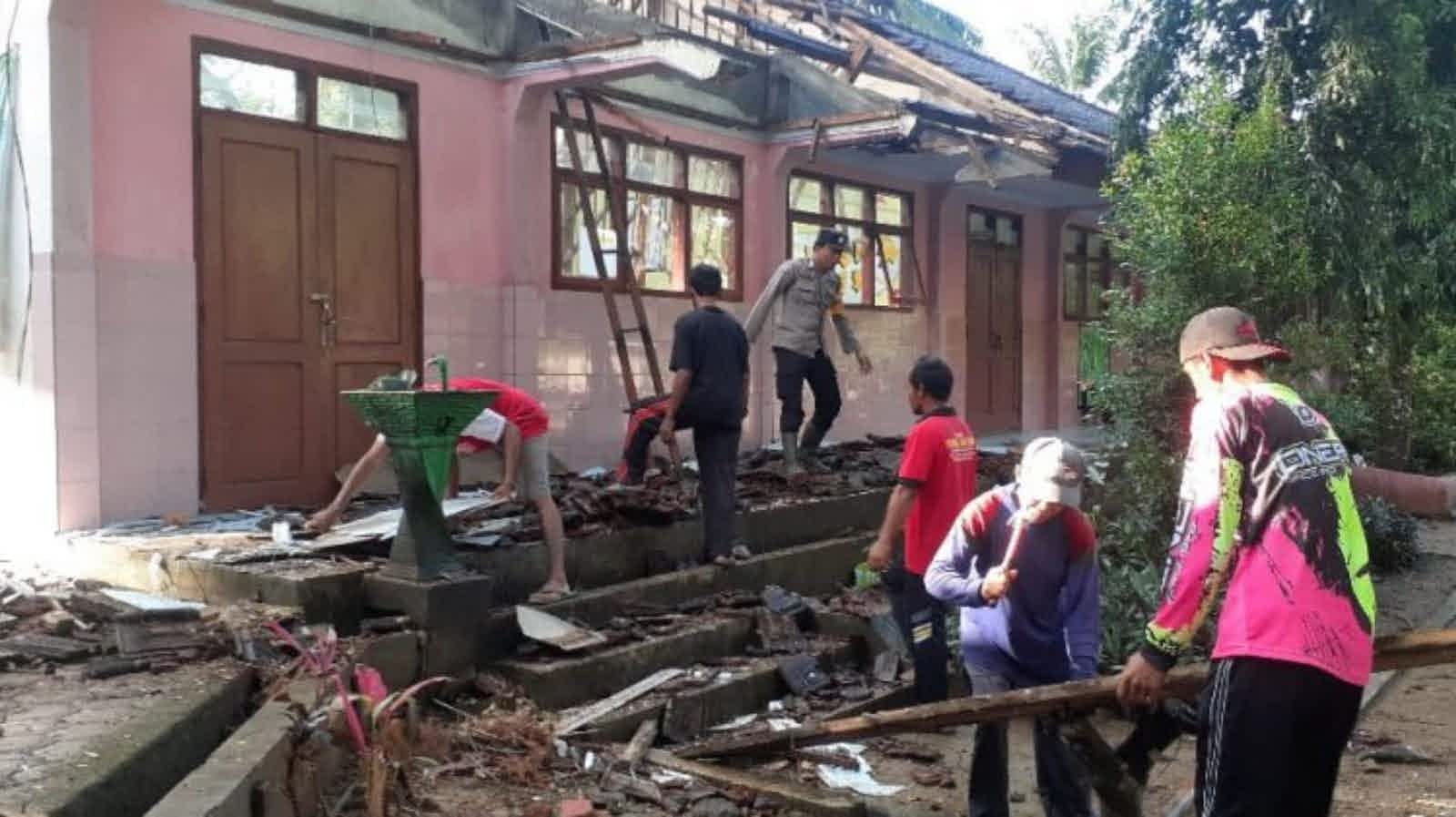 Polisi Bersama Warga Bersihkan Puing Atap Sekolah Ambrol di Trenggalek