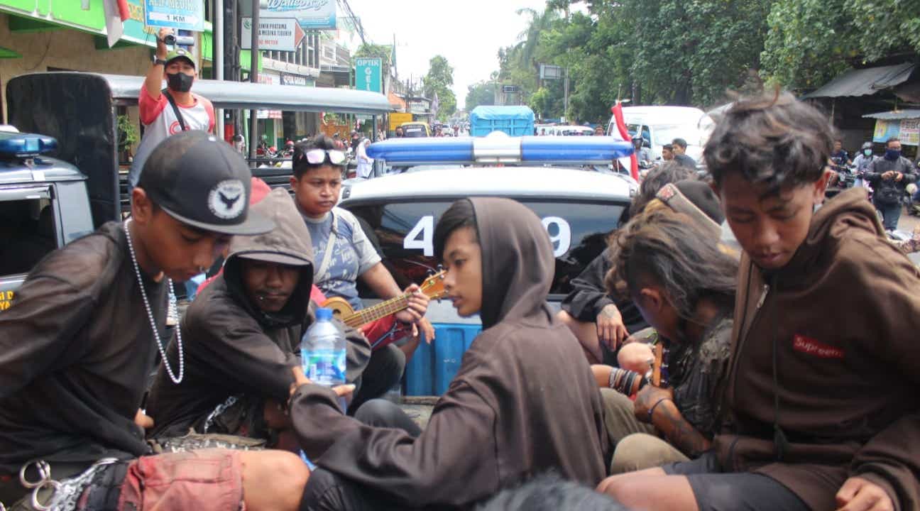 Tragis, Perempuan Punk Tewas Terjatuh saat Gandol Truk di Jombang