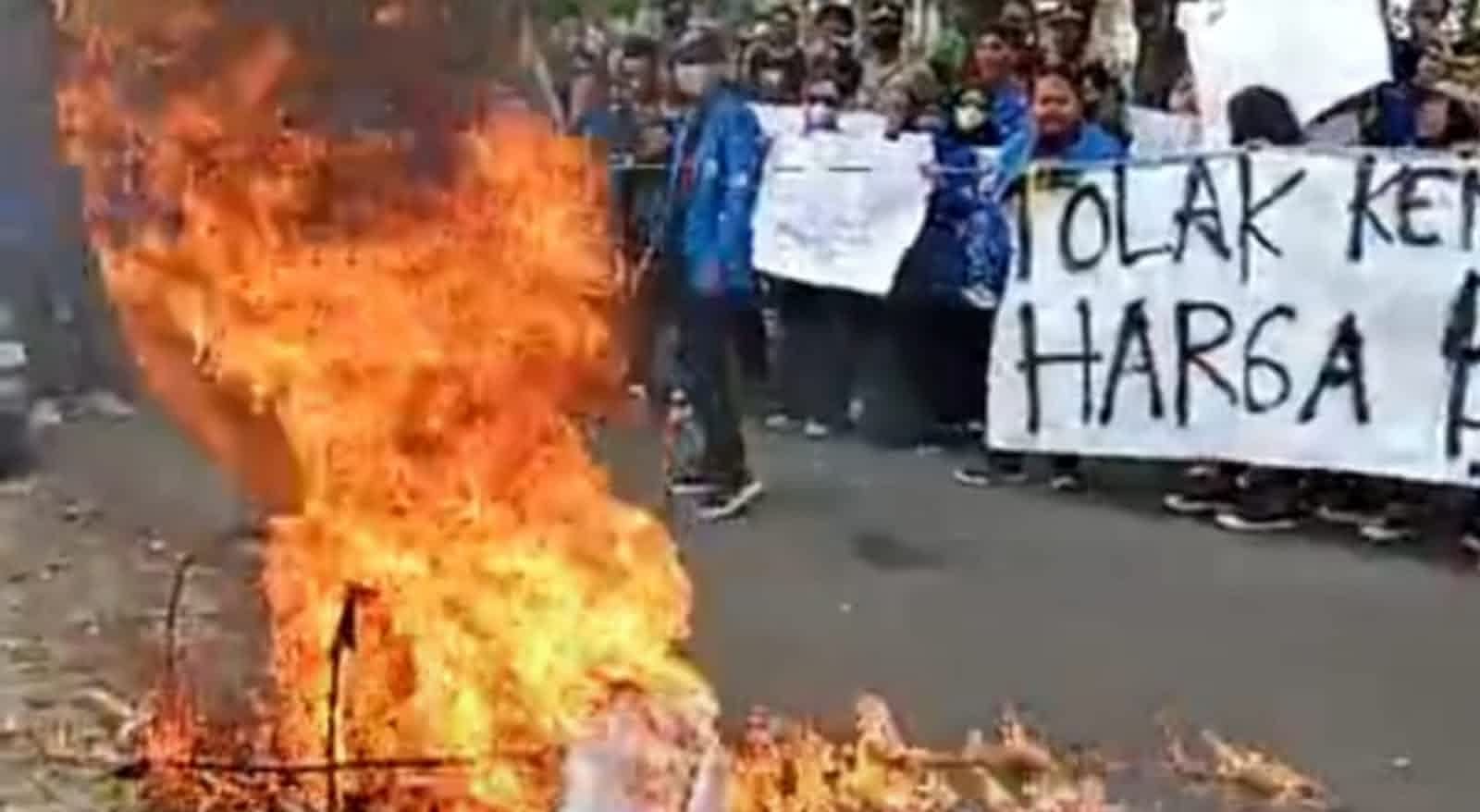 Demo Tolak BBM Naik, Mahasiswa di Nganjuk Bakar Keranda "Rakyat Tertindas"
