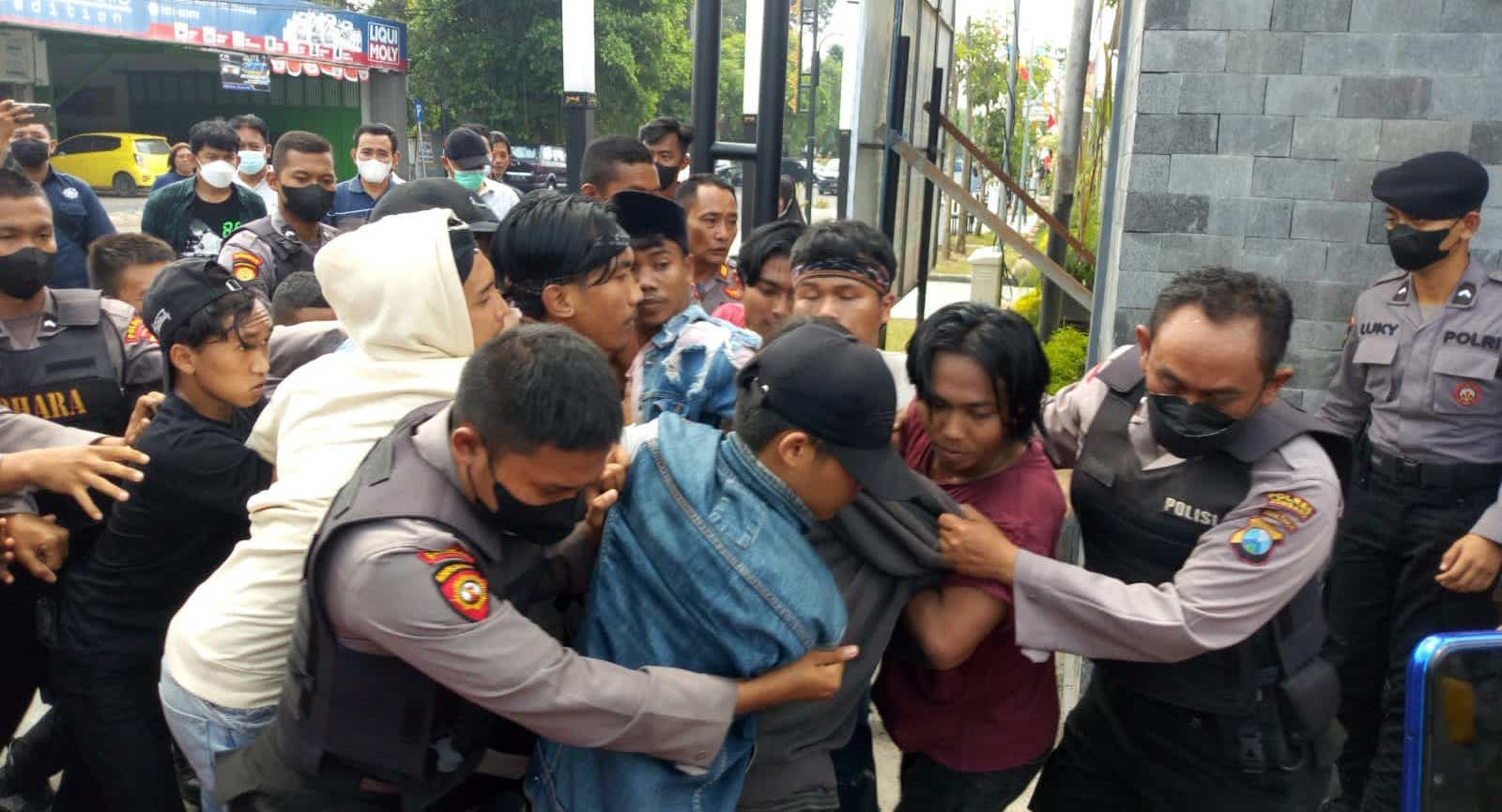 Ricuh, Pendemo Tolak Kenaikan Harga BBM Digiring ke Polres Jombang