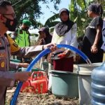 Polisi Salurkan Air Bersih di 6 Titik Wilayah Bondowoso