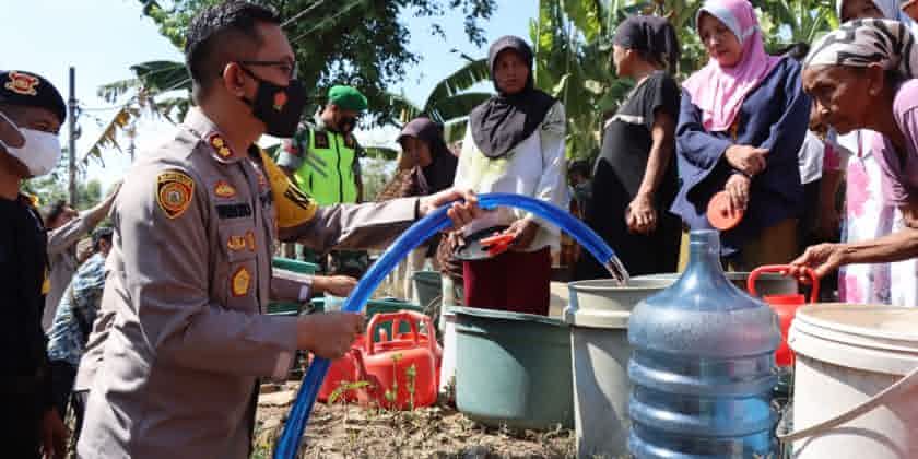 Polisi Salurkan Air Bersih di 6 Titik Wilayah Bondowoso
