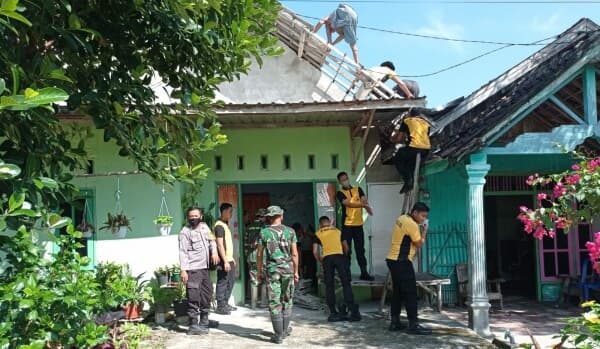 Aparat Gabungan di Bojonegoro Perbaiki 8 Rumah Korban Puting Beliung