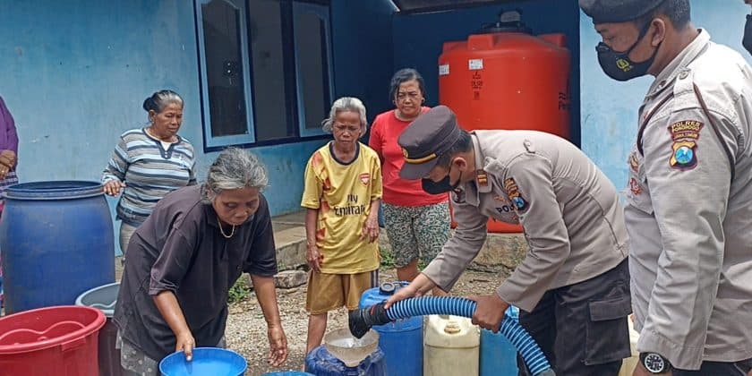 Kekeringan di Sidoharjo Ponorogo, Warga Dapat Bantuan Air Bersih