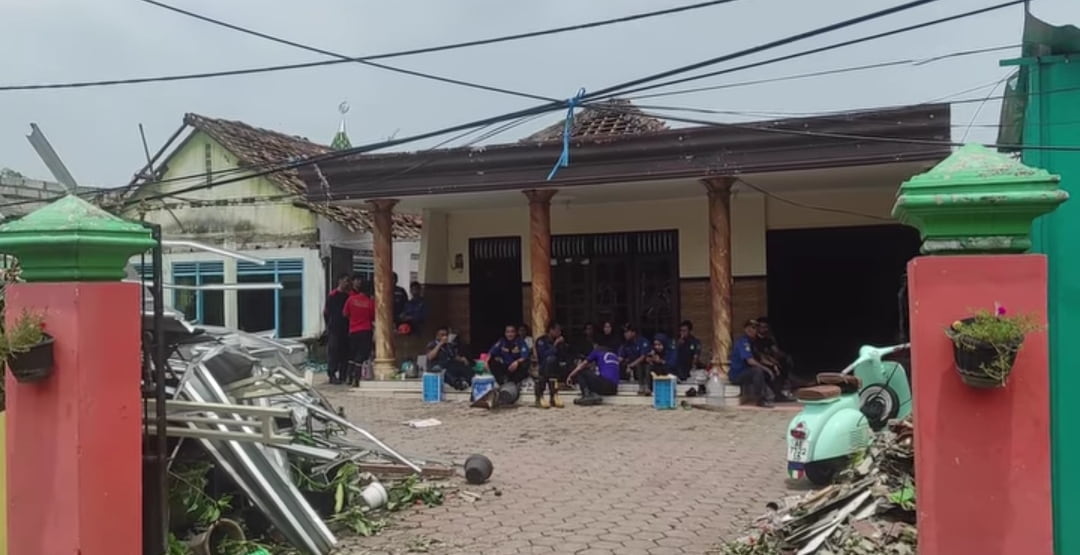 Korban Puting Beliung Sidoarjo Terima Bantuan Paket Sembako dan Perlengkapan Sekolah