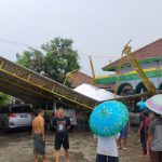 Hujan Angin Disertai Es Merusak Puluhan Rumah Warga di Jombang