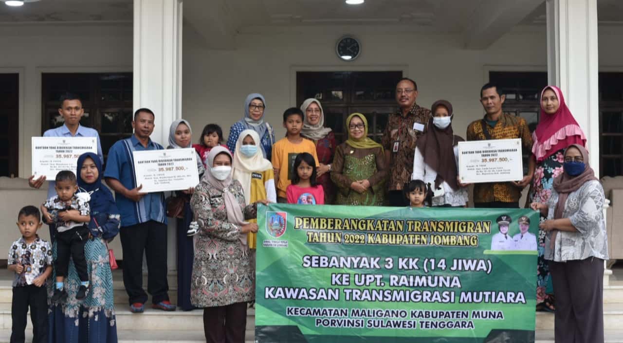 Bupati Jombang Berangkatkan 3 Kepala Keluarga untuk Transmigrasi Ke Muna