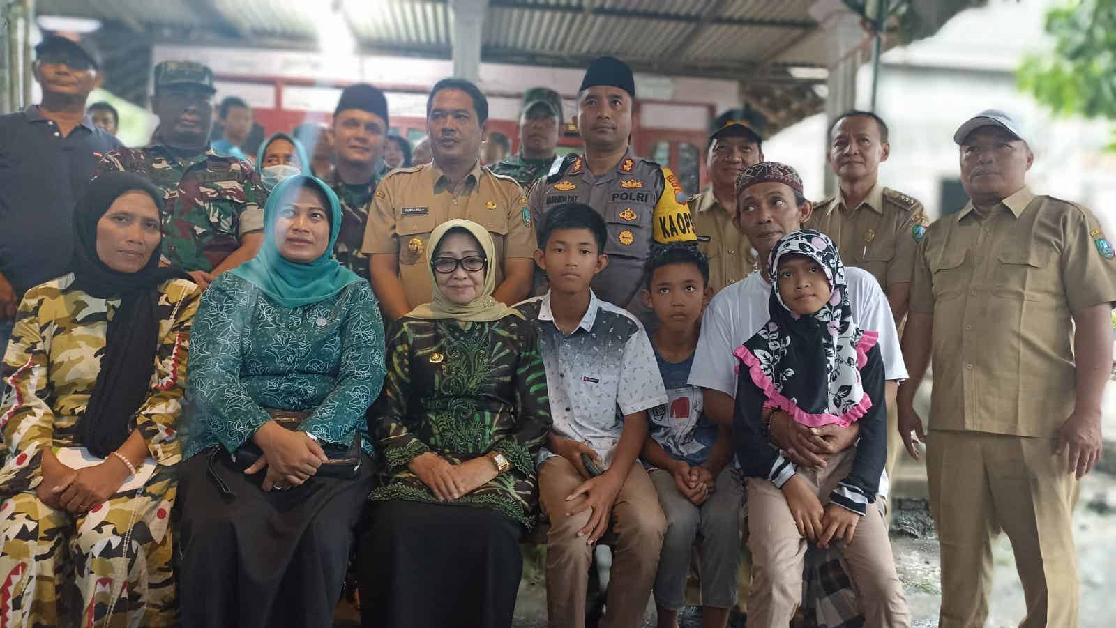 Bupati Jombang Takziah di Rumah Keluarga Korban Tragedi Kanjuruhan