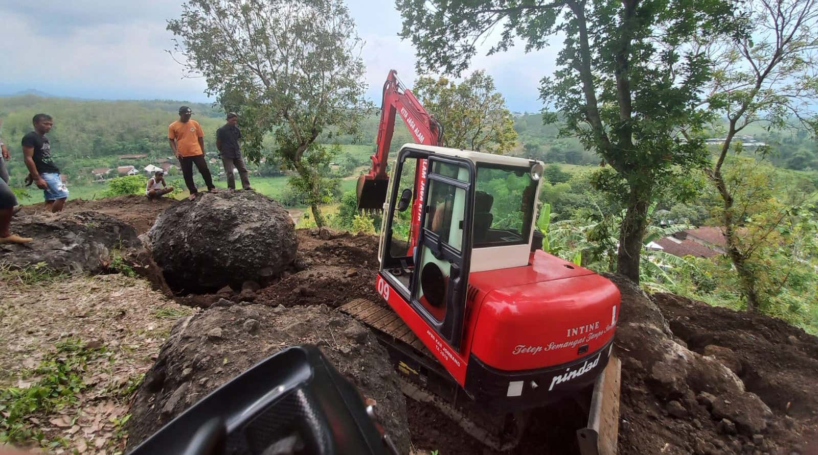 Antisipasi Longsor, Batu Besar di Lereng Bukit Kopen Dievakuasi BPBD Jombang