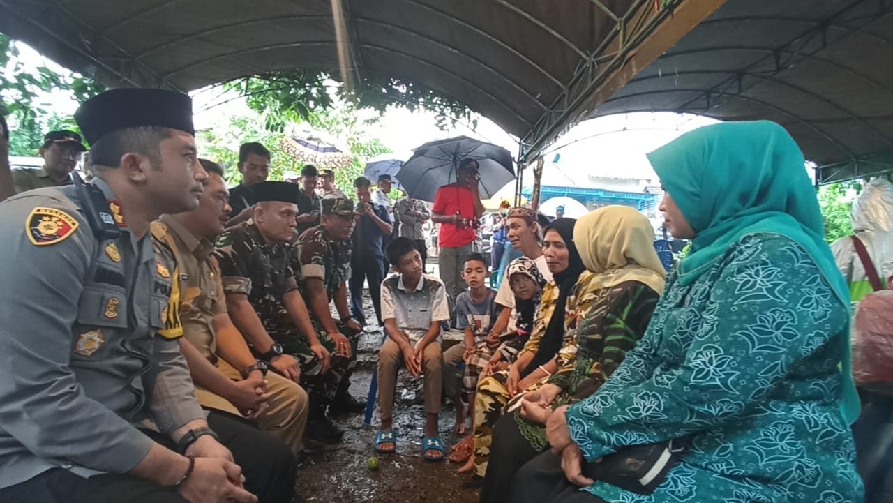 Takziah Keluarga Korban Tragedi Kanjuruhan, Kapolres Jombang Tawari Masuk Polri