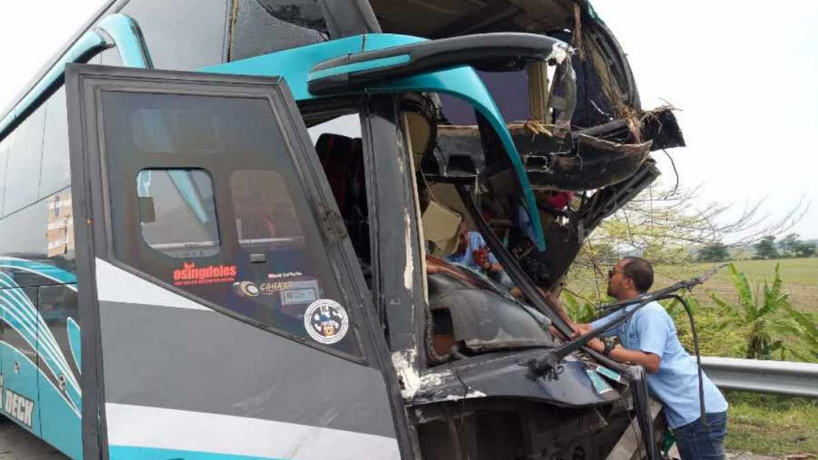 Bus Pariwisata Dari Nganjuk Tabrak Truk Tebu di Tol Jombang, Kernet Tewas