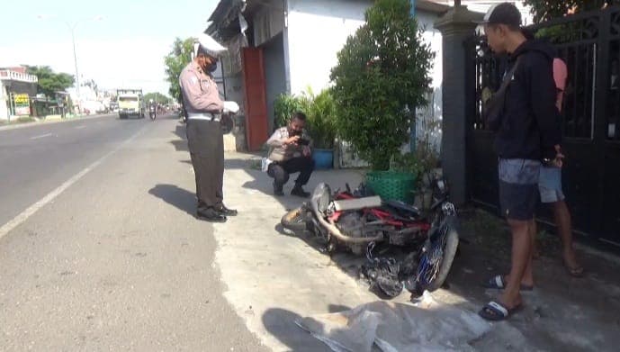 Tergelincir saat Menyalip Truk di Jombang, Pengendara Motor Tewas Terlindas