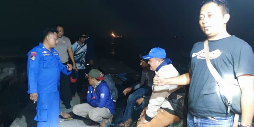 Perahu Nelayan Terombang-ambing di Perairan Gresik Berhasil Diselamatkan