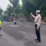 Partisipasi Hari Santri, Polisi Nganjuk Bertugas Mengenakan Busana Muslim