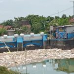 Sampah Menumpuk di Pintu Air Saluran Induk Mrican Jombang Picu Bau Tak Sedap