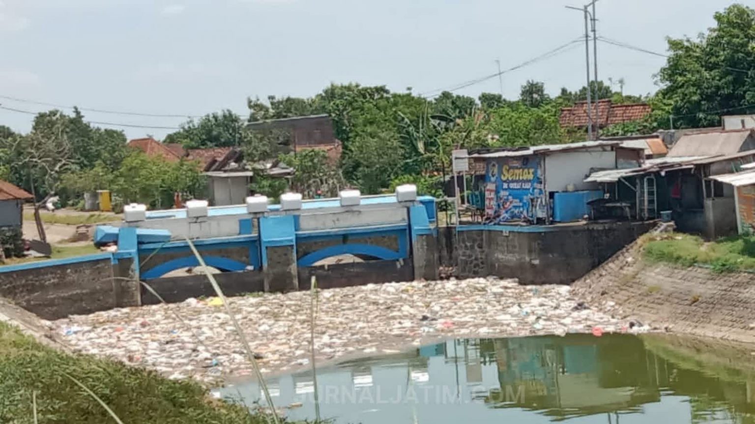 Sampah Menumpuk Di Pintu Air Saluran Induk Mrican Jombang Picu Bau Tak ...