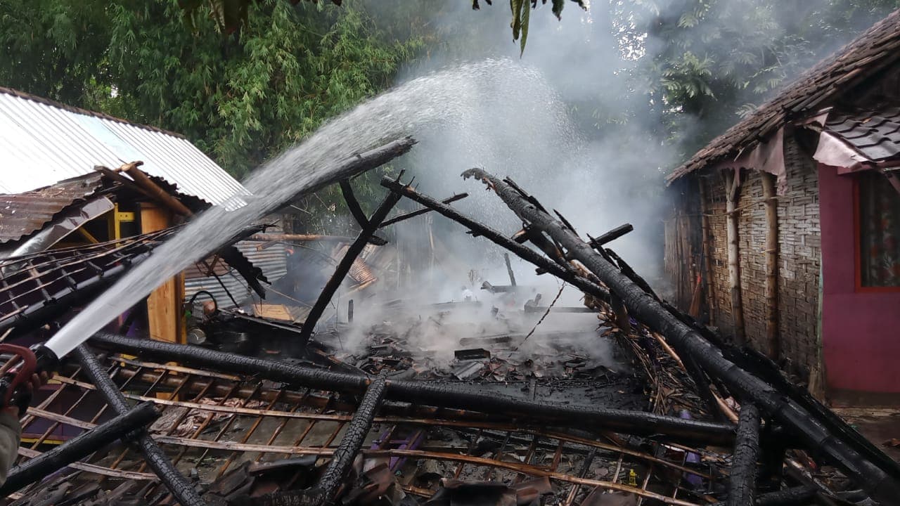 Ditinggal Kerja, Rumah Tukang Gali Kubur di Jombang Hangus Terbakar