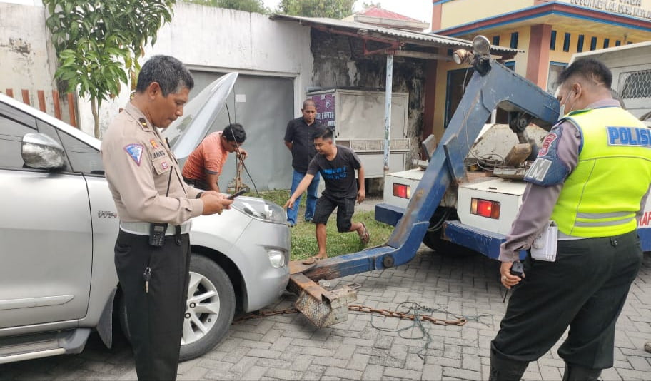 Pengemudi Xpander Tabrak Porsche di Showroom Ivan's Motor