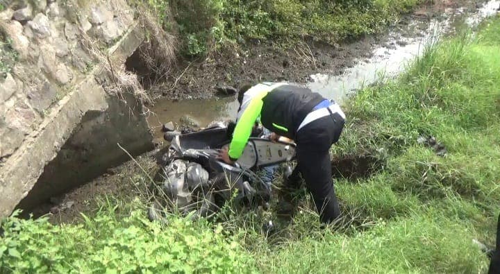 Geger! Pengendara Motor ditemukan Tewas di Sungai Jombang, Ini Penyebabnya