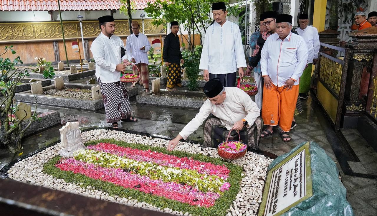 Kunjungi Tebuireng Jombang, Presiden PKS Ziarah Makam KH Hasyim Asy'ari dan Gus Dur