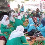 Emak-emak Fatayat dan Muslimat se Madiun Dilatih Produksi Tas Anyaman