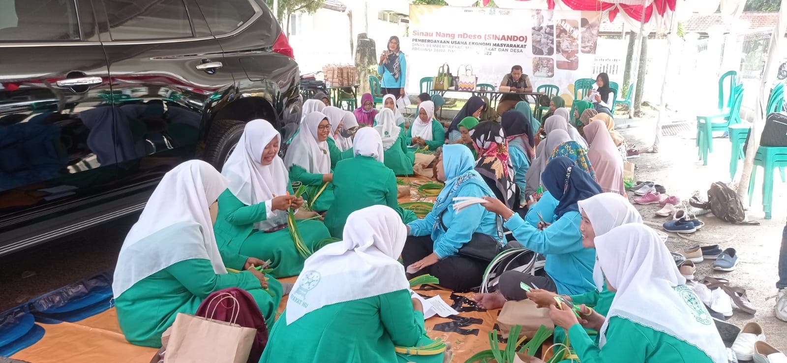 Emak-emak Fatayat dan Muslimat se Madiun Dilatih Produksi Tas Anyaman