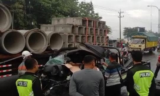 Ngeri, Mobil Pikap Tabrak Truk Tronton Hingga Ringsek di Jombang, Ada Korban Tewas