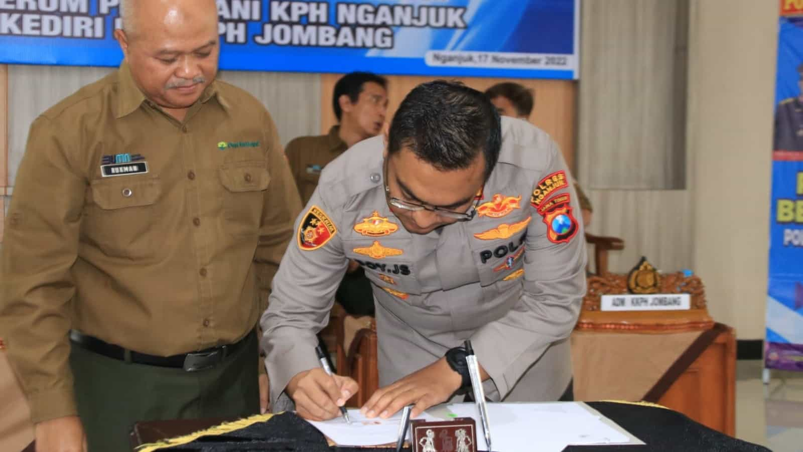 Polres Nganjuk dan Perhutani Teken MOU Pemberantasan Penebangan Liar