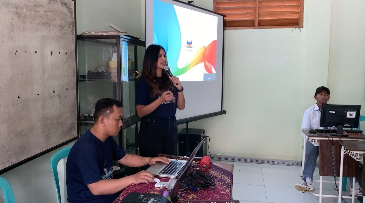 Tim PKM Dosen DKV Unesa Berikan Pelatihan Batik Teknologi Digital di SMA 45 Gresik