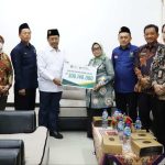 Bupati Jombang Serahkan Donasi ASN Pemkab untuk Gempa Cianjur Melalui Baznas Jatim