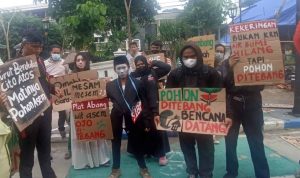 Puluhan Pohon Asem di Jombang Ditebang, 'Kuntilanak' Ikut Demo Aktivis Lingkungan