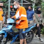 Rekonstruksi Pembunuhan di Malang, Anak Angkat Pukul Lalu Cekik Leher Nenek