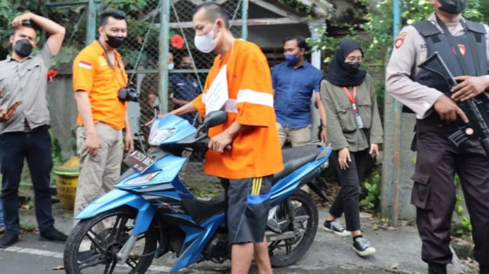 Rekonstruksi Pembunuhan di Malang, Anak Angkat Pukul Lalu Cekik Leher Nenek