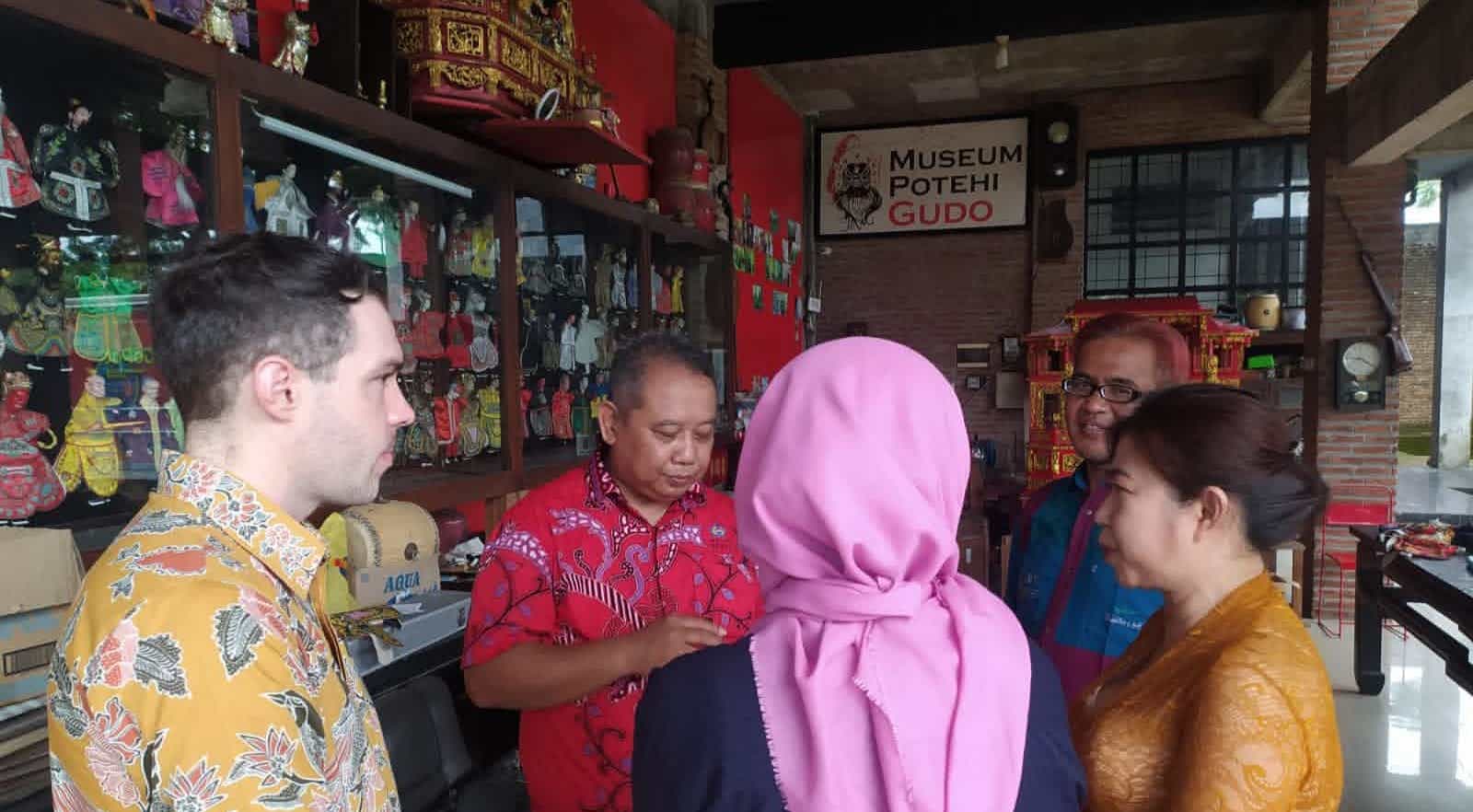 Deputi Konjen Amerika Serikat Kunjungi Klenteng Gudo dan Museum Potehi Jombang