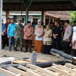 Rumah Sumali di Jiporapah Jombang Habis Terbakar, Bupati Datang Berikan Bantuan
