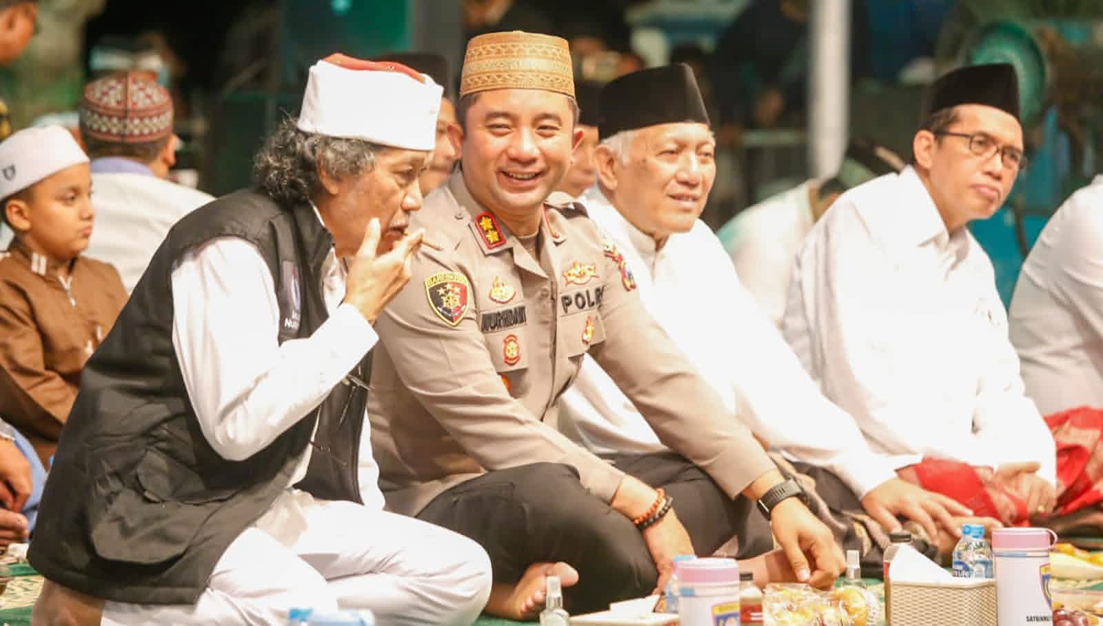 Ribuan Masyarakat dan Polisi di Jombang Sinau Bareng Cak Nun