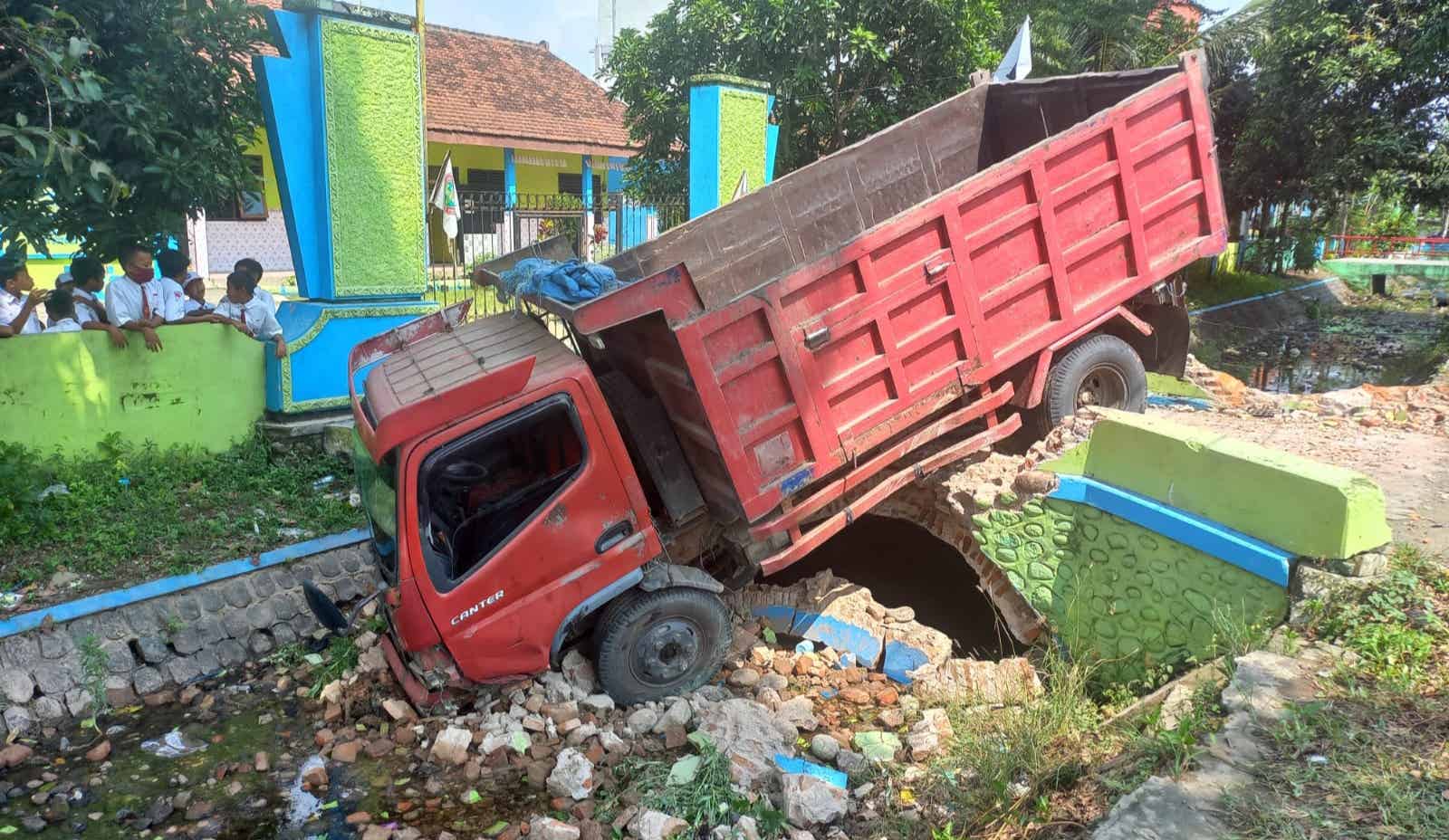 Tabrak Lima Kendaraan di Bareng Jombang, Lihat Posisi Terakhir Dump Truk Ini
