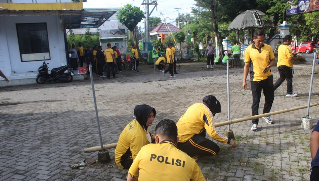 Ratusan Polisi Silaturahmi dan Kerja Bakti di Kantor PWI Jombang