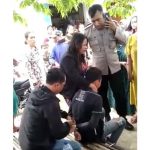 Merengek Nangis, Pasangan Kekasih Diborgol Polisi Karena Mencuri Rokok di Toko Tuban