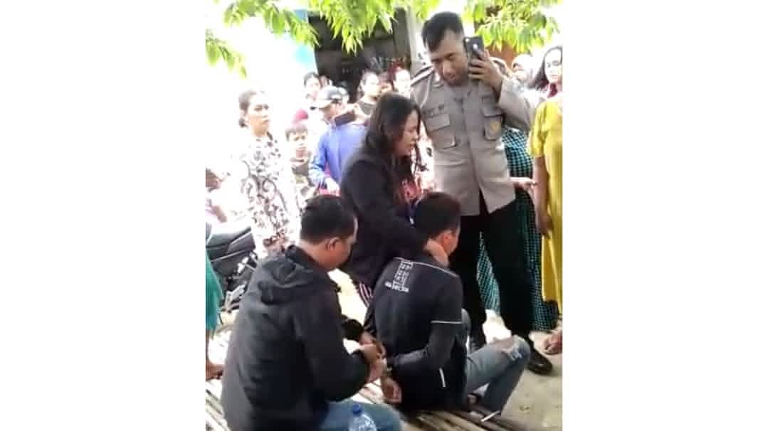 Merengek Nangis, Pasangan Kekasih Diborgol Polisi Karena Mencuri Rokok di Toko Tuban