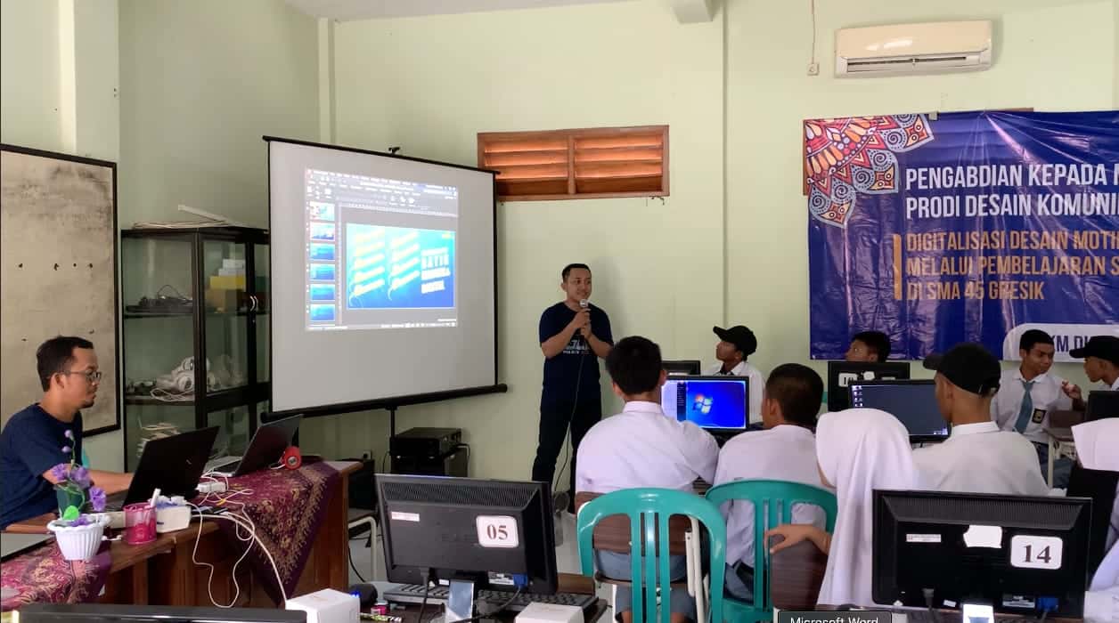 Tim PKM Dosen DKV Unesa Berikan Pelatihan Batik Teknologi Digital di SMA 45 Gresik