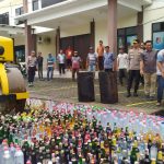 Akhir Tahun, Ribuan Botol Miras Berbagai Merek Dihancurkan Polres Jombang, Tuh Lihat!