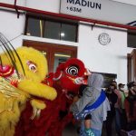 Atraksi Barongsai Tahun Baru Imlek 2023 Sambut Penumpang KA di Stasiun Madiun