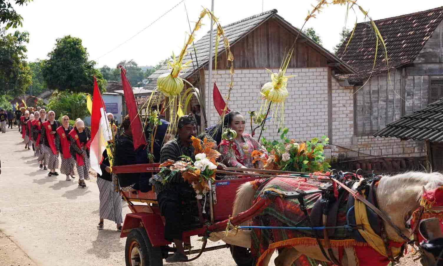 Warga Desa Pugoh Tuban Awali Masa Tanam Padi dengan Festival Slikasan