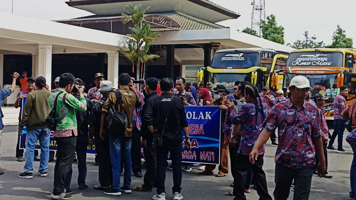 Masa Jabatan 60 Tahun Harga Mati! Ratusan Perangkat Desa di-Jombang Demo ke Jakarta