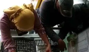 Terekam CCTV, Dua Orang Diduga Mencuri Kalung di Toko Emas Tuban Viral