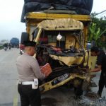 Tuh Lihat Kondisi Mobil Muatan Rongsokan Usai Menyeruduk Truk Gandeng di Jombang