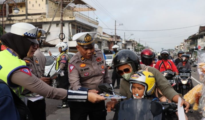 Pengendara Motor di Ponorogo Dapat Hadiah Helm, Kue Coklat Hingga Buku Tulis dari Polisi