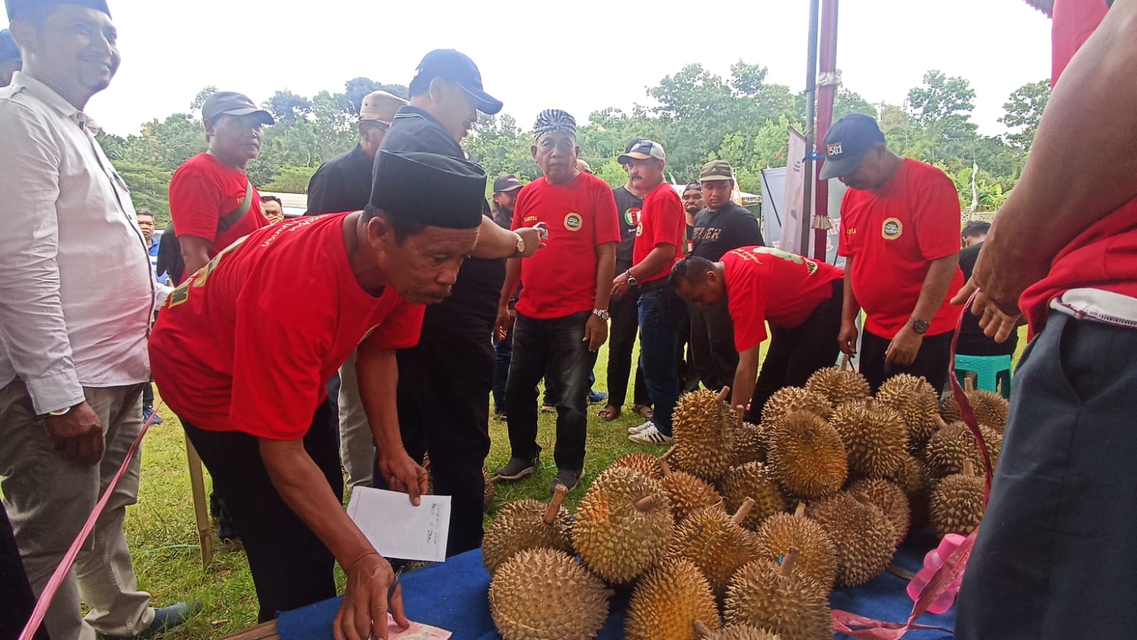 Punya Cita Rasa Khas, Ketua AKD Jombang Borong Durian Wonosalam